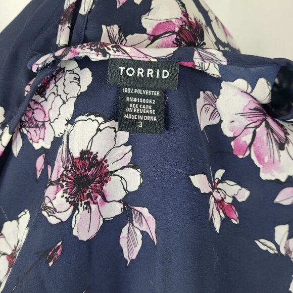 Torrid Navy Floral Print Georgette Pleated Back Blouse Size 3 - Picture 5 of 6